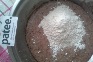 Шоколадный кекс с клубничным йогуртом и яблоками - приготовление