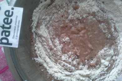 Шоколадный кекс с клубничным йогуртом и яблоками - приготовление