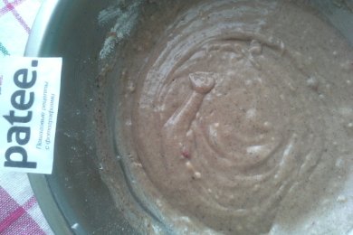 Шоколадный кекс с клубничным йогуртом и яблоками - приготовление