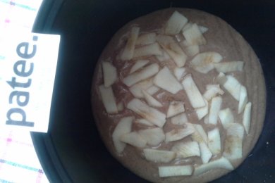 Шоколадный кекс с клубничным йогуртом и яблоками - приготовление