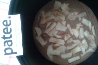 Шоколадный кекс с клубничным йогуртом и яблоками - приготовление