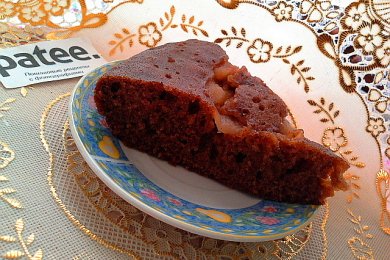 Шоколадный кекс с клубничным йогуртом и яблоками - приготовление