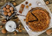Яблочный пирог с засахаренными орешками