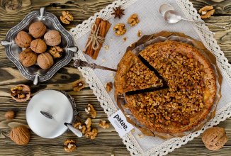 Яблочный пирог с засахаренными орешками