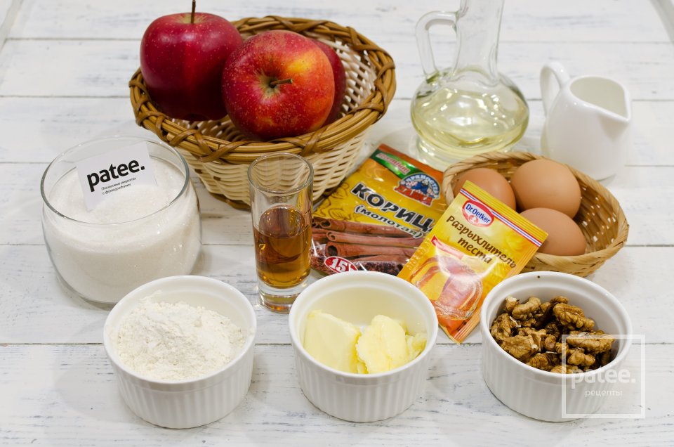 Яблочный пирог с засахаренными орешками - Шаг 1