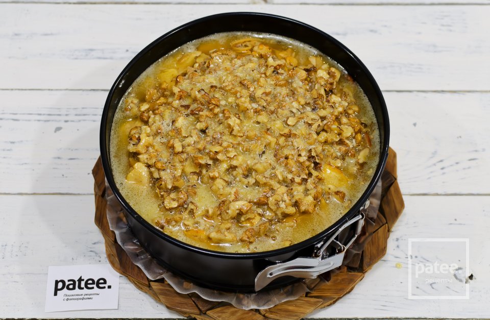 Яблочный пирог с засахаренными орешками - Шаг 17