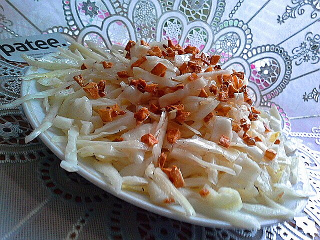 Салат из маринованной капусты с ароматизированным маслом