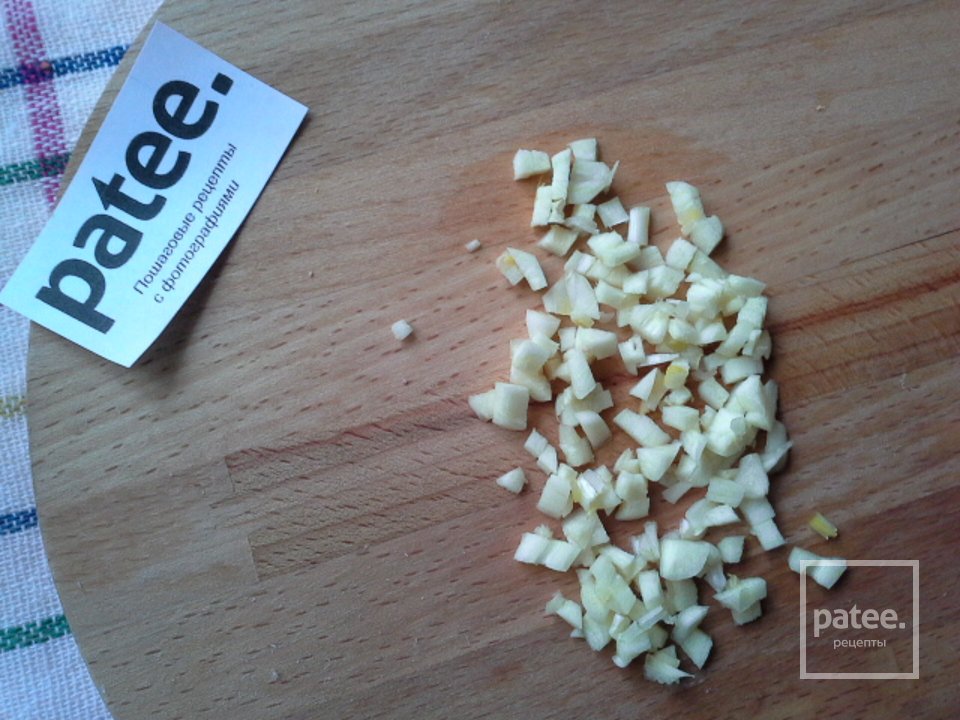 Салат из маринованной капусты с ароматизированным маслом - Шаг 7