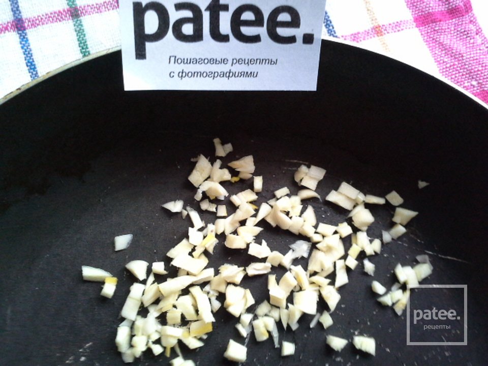 Салат из маринованной капусты с ароматизированным маслом - Шаг 8