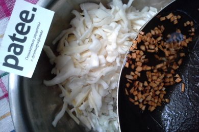 Салат из маринованной капусты с ароматизированным маслом - приготовление