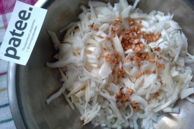 Салат из маринованной капусты с ароматизированным маслом - приготовление
