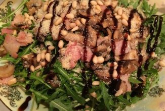 Руккола с беконом и грибами