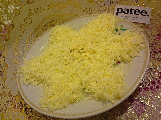 Салат из сыра с чесноком