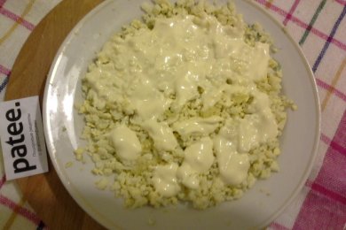 Салат из сыра с чесноком - приготовление