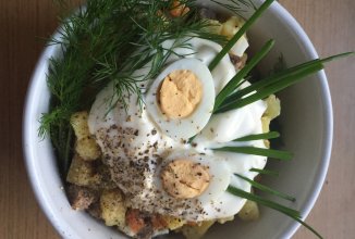 Оливье с языком и перепелиными яйцами