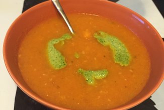 Суп из печеных томатов с соусом песто