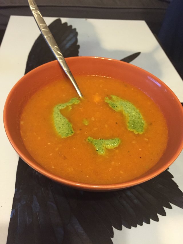 Суп из печеных томатов с соусом песто