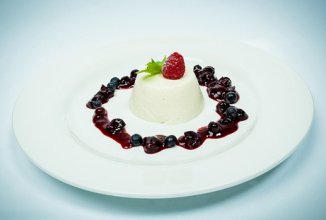 Ванильный крем с соусом из черной смородины