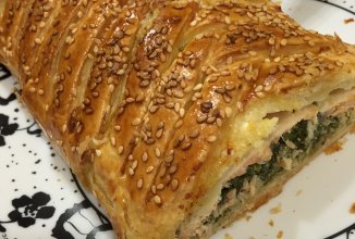 Пирог с сёмгой, шпинатом и брынзой