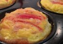 Омлетно-беконовый маффин на завтрак