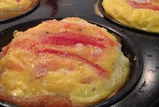 Омлетно-беконовый маффин на завтрак