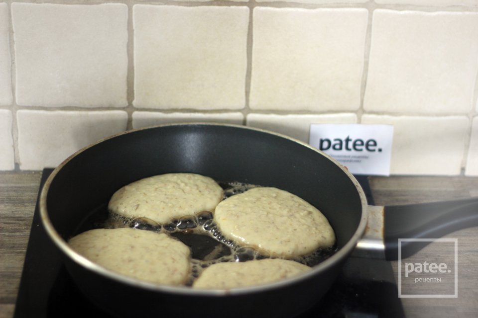 Полезные овсяные оладьи на йогурте - Шаг 11