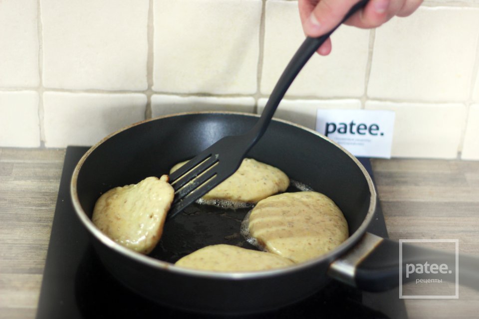 Полезные овсяные оладьи на йогурте - Шаг 12