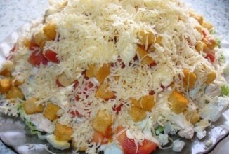 Салат с курицей, сыром и сухариками