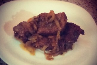 Говяжьи ребрышки с луком