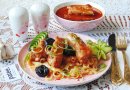 Свиные ребрышки с черносливом в томатном соусе