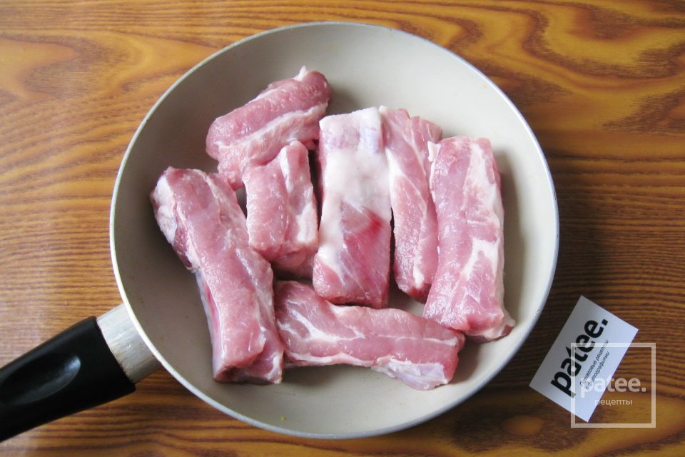 Свиные ребрышки с черносливом в томатном соусе - Шаг 3