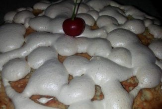 Шарлотка с вишней и безе.