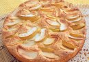 Бисквитный пирог с яблоками