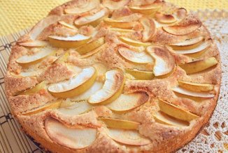 Бисквитный пирог с яблоками