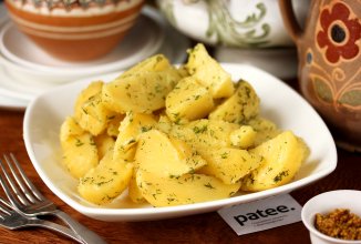 Картофель ломтиками с укропом и маслом