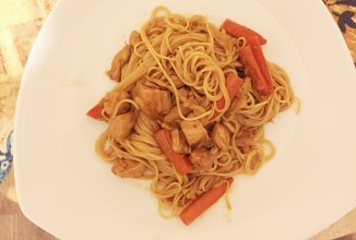 Лапша с курицей в соевом соусе