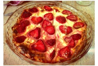 Творожная запеканка с клубникой.