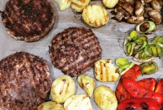 Котлеты и овощи на гриле