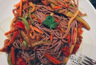 Гречневая лапша с овощами, в соусе "Якисоба"