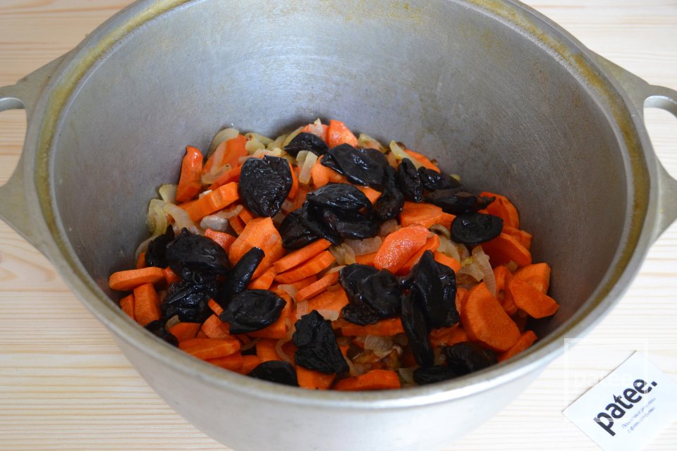 Плов со свининой и черносливом - Шаг 9
