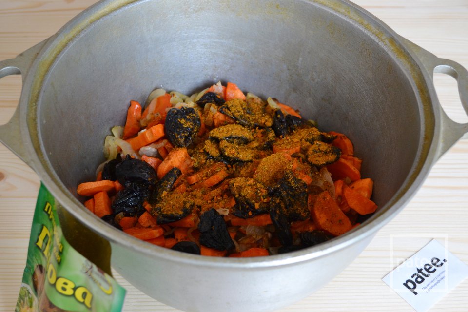 Плов со свининой и черносливом - Шаг 10