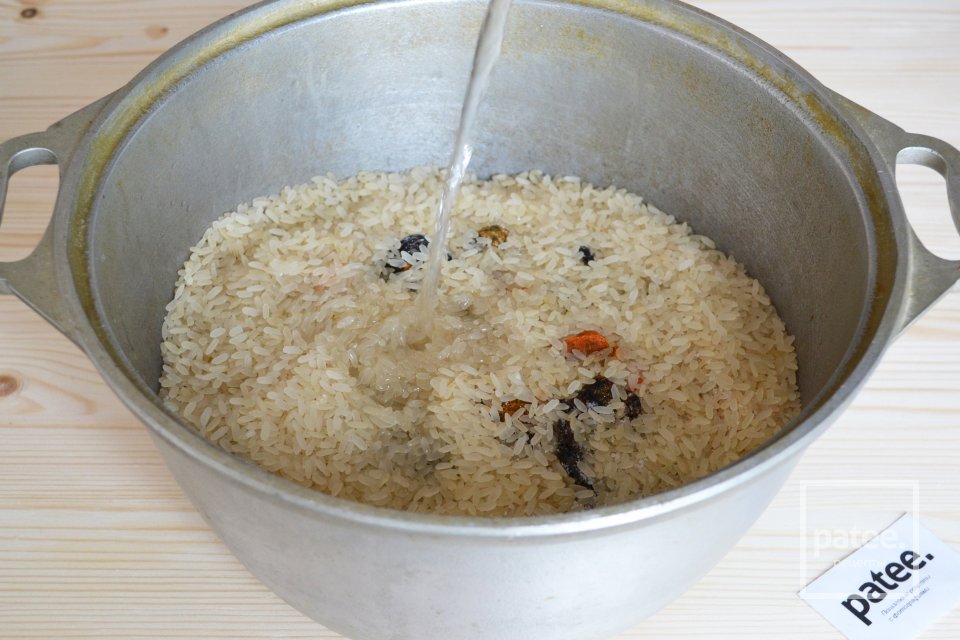 Плов со свининой и черносливом - Шаг 12