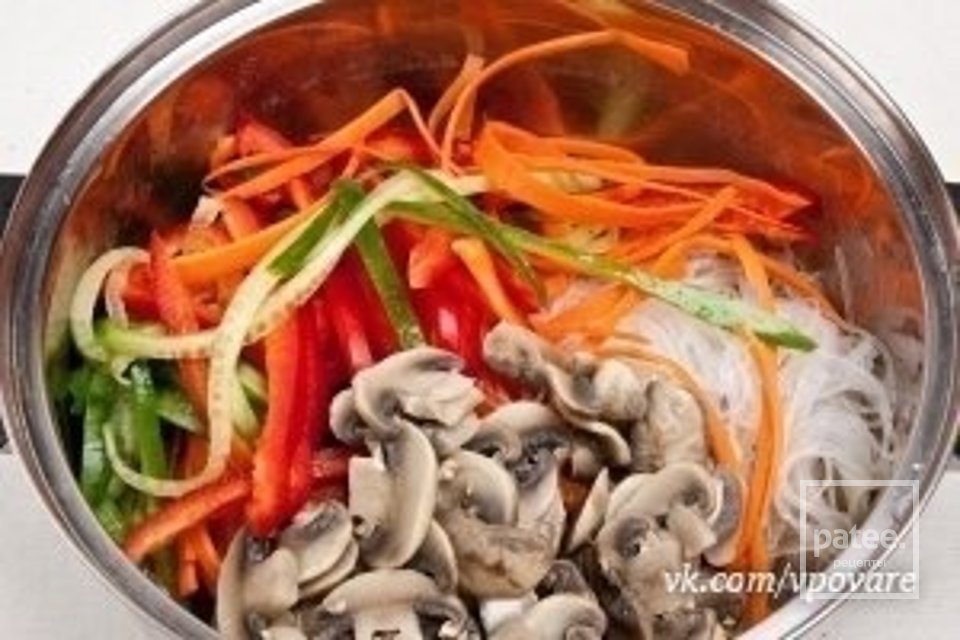 Фунчоза с грибами и овощами - Шаг 7