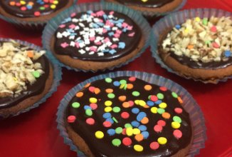 Кексы с шоколадной глазурью