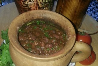 Теплый салат лобио в горшочке.