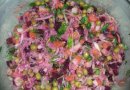 Винегрет с зеленым горошком и квашенной капустой.