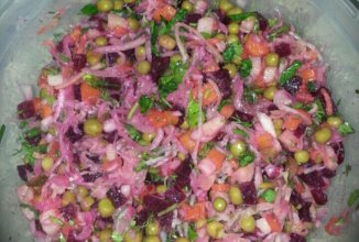 Винегрет с зеленым горошком и квашенной капустой.