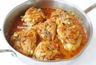 Курица тушеная в овощном соусе