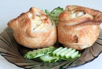 Пирожки слоёные с курицей и сыром
