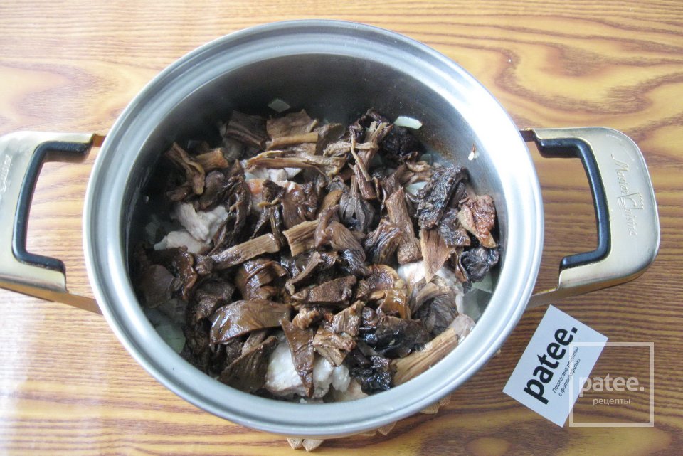 Жаркое из свинины с сухими лесными грибами - Шаг 9